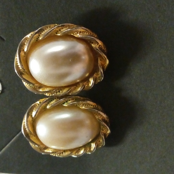 Vintage 80's earrings costume gold pearl studs. - Picture 2 of 3